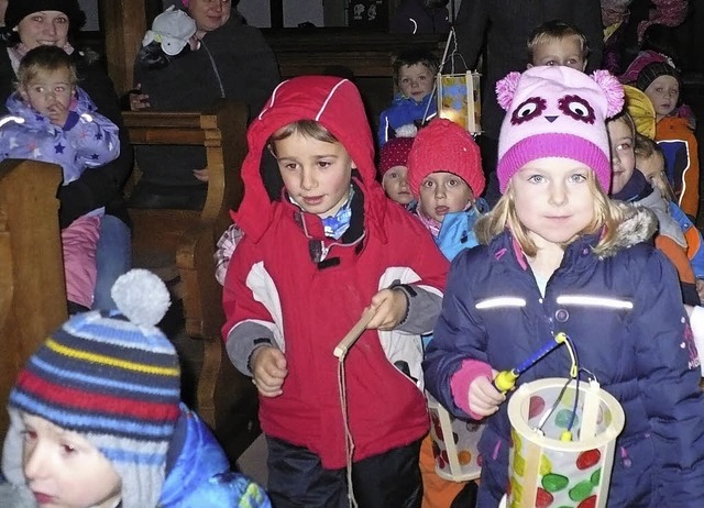 Mit ihren bunten Laternen zogen die Kinder durchs Dorf und zurck in die Kirche.  | Foto: Gertrud rittner