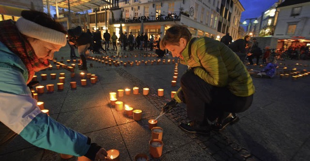 Lichter in der Innenstadt: Landrtin M...s) zndet die &#8222;Sterne&#8220; an.  | Foto: Barbara Ruda