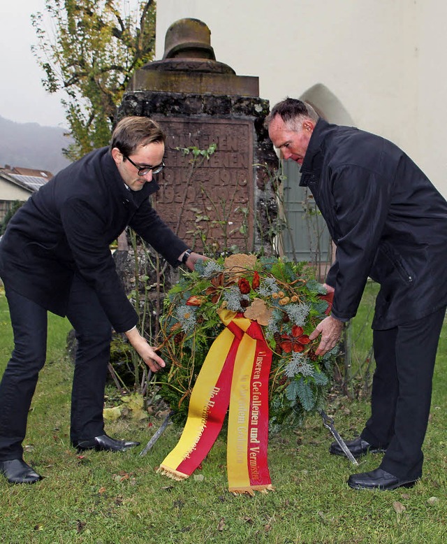 Vogtsburgs Brgermeister Benjamin Bohn...ten in Bickensohl einen Kranz nieder.   | Foto: Herbert Trogus