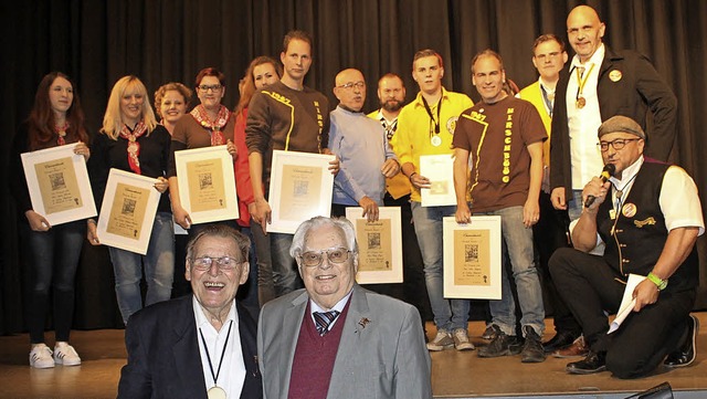 Oberzunftmeister Stefan Koppetsch (rec... war nicht da, wurde aber auch geehrt.  | Foto: Albert Greiner