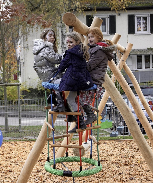 Die Kinder nahmen die neuen Spielgert...artens Wunderfitz gleich in Beschlag.   | Foto: Erika Sieberts