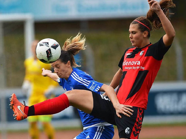 Die Freiburgerin Carolin Schiewe (rech...im Bundesliga-Derby gegen den SC Sand.  | Foto: Patrick Seeger