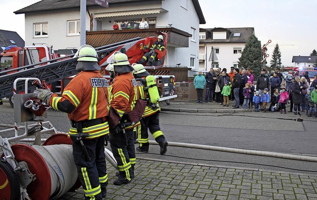 Die Bevlkerung zeigte groes Interess...hnhausbrand war die Aufgabenstellung.   | Foto: Adelbert Mutz