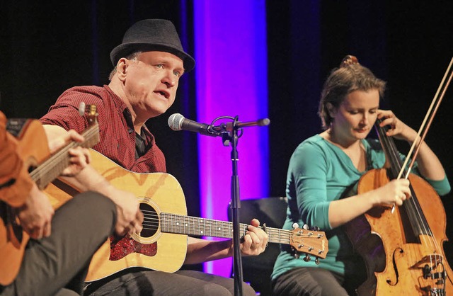 Michael Zachcial und Cellistin Annette...ucken mit ihren Liedinterpretationen.   | Foto: Heck