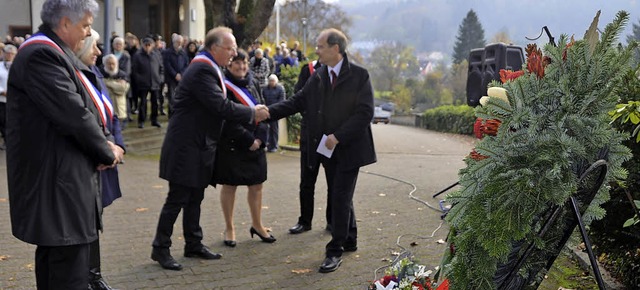 Ein Handschlag unter Freunden: die bei...vertreter Patrick Mller (von links).   | Foto: M. Maier