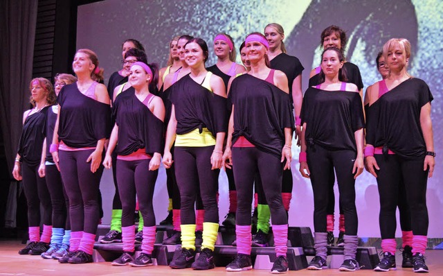 Die Frauen der Aerobic-Gruppe tanzte zu Songs aus &#8222;Flashdance&#8220;.  | Foto: Adrian Steineck