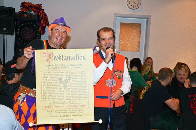 Oberzunftmeister Mario Brugger (rechts...n Keller gaben das neue Motto bekannt.  | Foto: Edgar Steinfelder