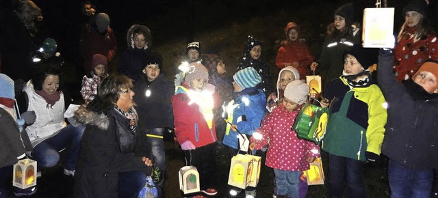 Viele Kinder  zwischen zwei und zehn J... einer Steckenpferd-Szene der Eltern.   | Foto: ggw