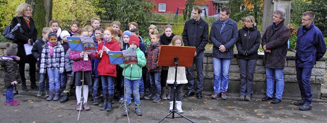 Die Grundschler der Hermann-Daur-Schu...ten sich an der Gedenkfeier in Mrkt.   | Foto: Sedlak/Lauber (2)