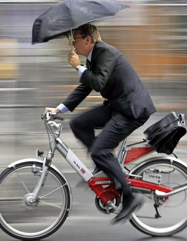 Die neuen Fahrradstraen dienen auch dem  schnellem Weg ins Geschft.   | Foto: dpa
