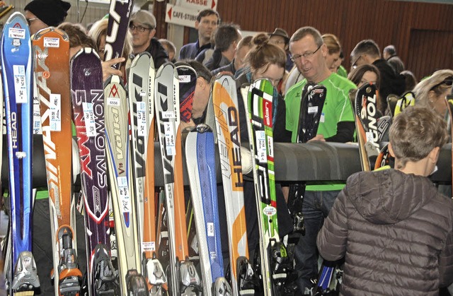 Sehr viel los war beim Skibasar der Skizunft.   | Foto: Petra Wunderle