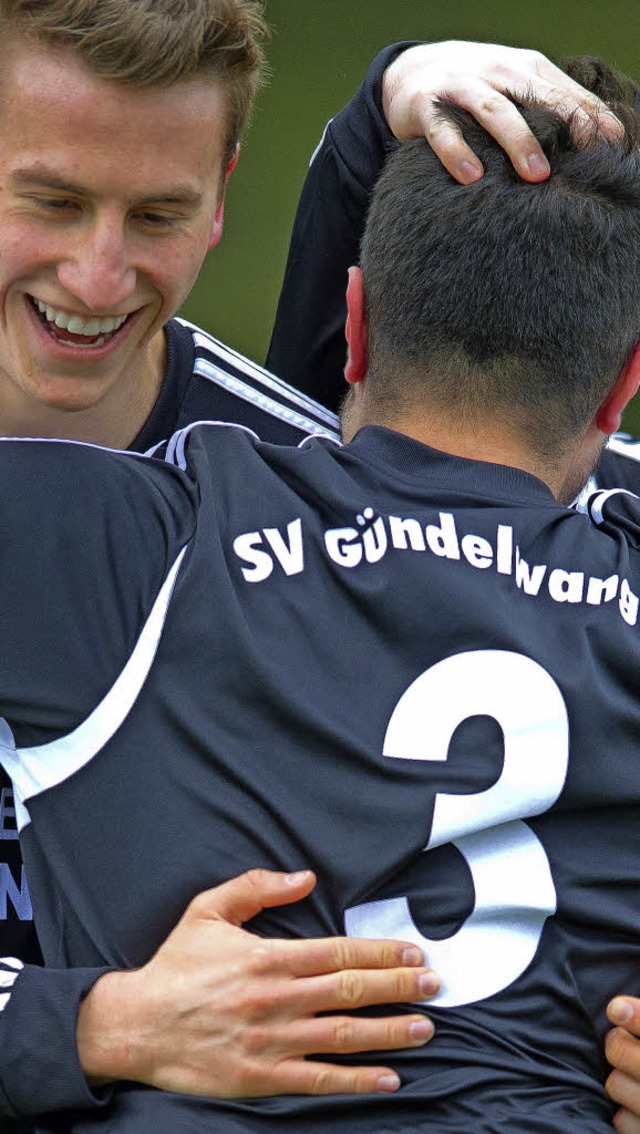 Gndelwangens Fuballer bejubeln den 3:0-Sieg.   | Foto: scheu