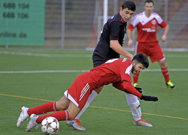 Rotes Trikot, Gelb-Rote Karte: Yusuf C...it dem Bad Bellinger Tim Schillinger.   | Foto: meinrad Schn