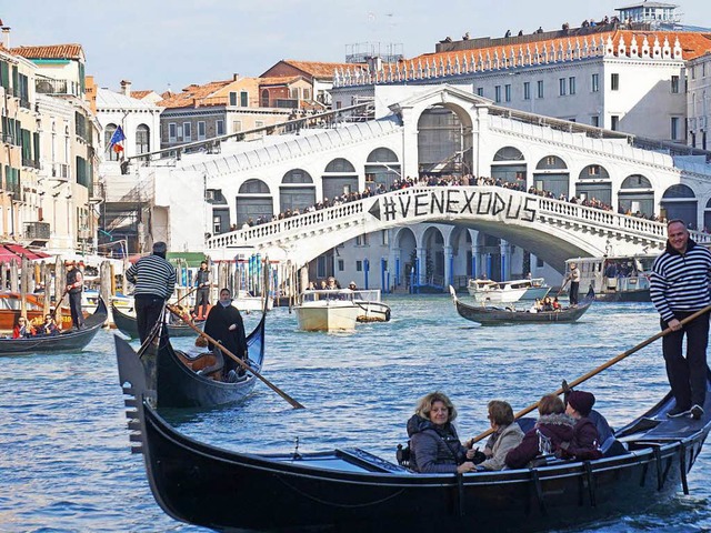 Rialtobrcke mit Banner  | Foto: dpa