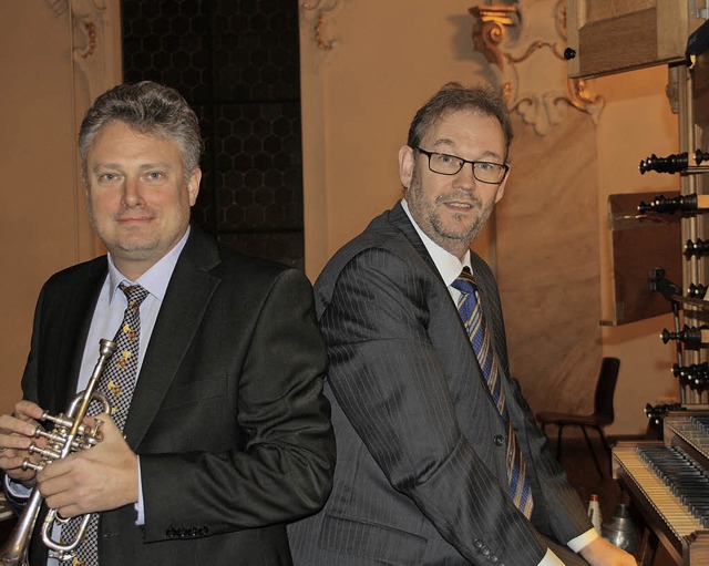 Rudolf Mahni (Trompete) und Carsten Kl...inium der Kirche St. Martin in Riegel.  | Foto: Christiane Franz