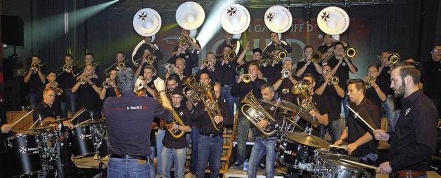 Die Guggenmusik &#8222;Strau-Schoeh-Sc... &#8222;Ziched&#8220; nach Endingen.   | Foto: Jrgen Schweizer