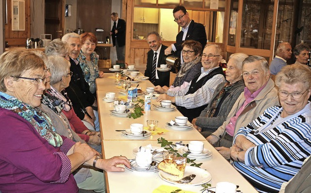 Diesmal kamen mehr Senioren als sonst,...er (hinten am Tischende) sehr freute.   | Foto: Karin Heiss
