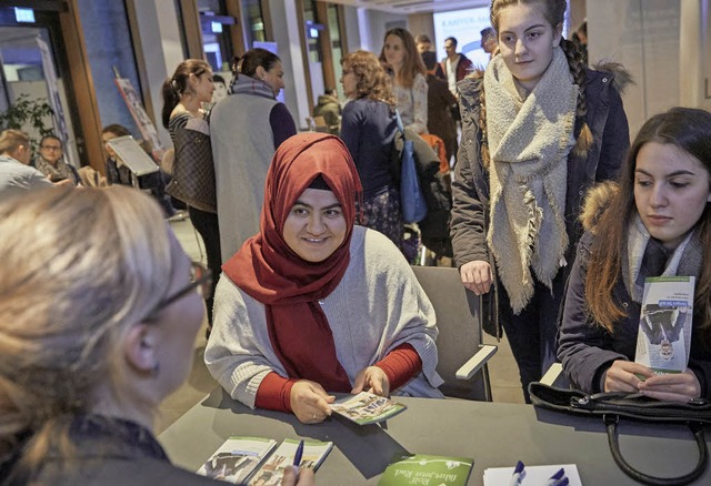 Cigdem Atmaca (Mitte) informiert sich ...bildung in dem Freiburger Unternehmen.  | Foto: Michael Bode