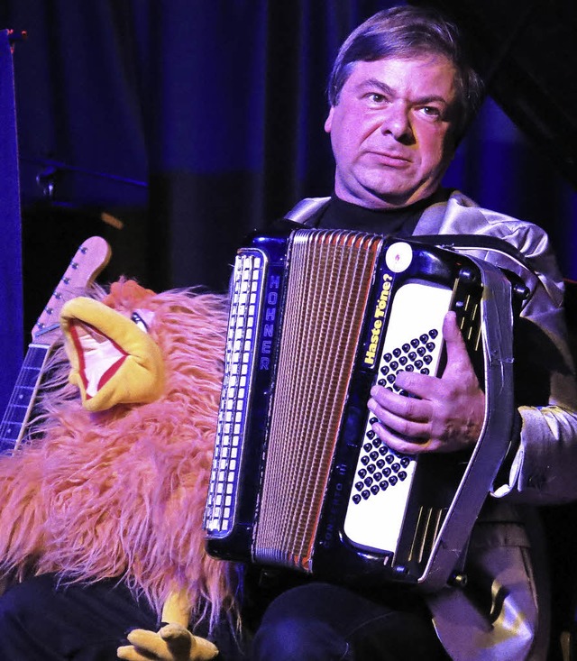 Michael Bach mit Akkordeon und Akkordehuhn  | Foto: Georg Vo