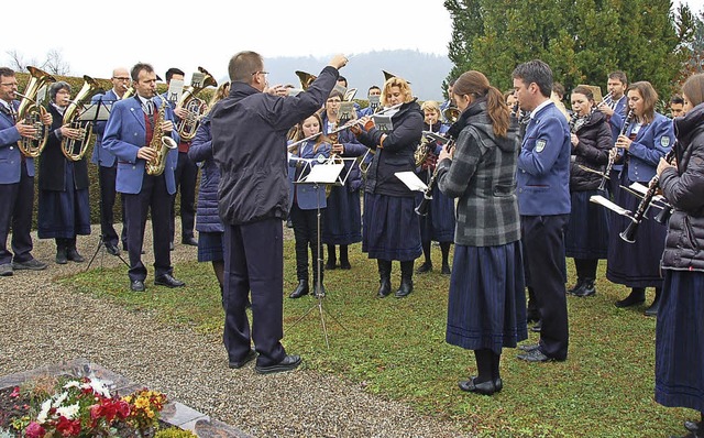 Der Musikverein umrahmte die Gedenkfei...trauertag auf dem Eberfinger Friedhof.  | Foto: Jutta Binner-Schwarz