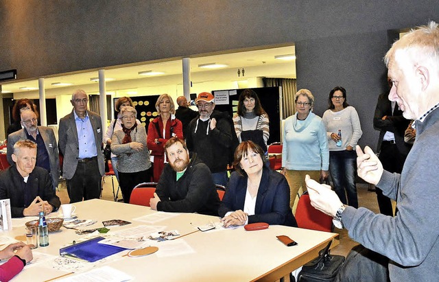 Am Tisch der Altenpflegeschule Donaues...e fr eine bessere Pflege gesammelt.    | Foto: Manfred Beathalter