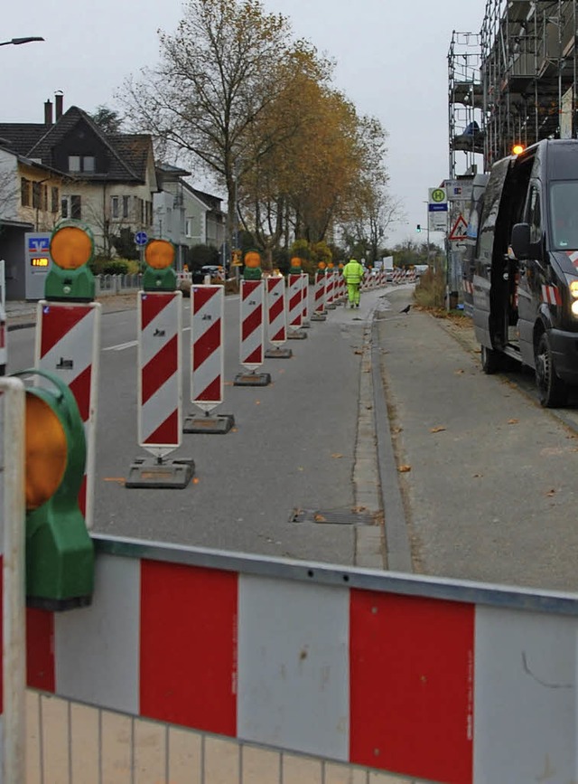 Der Gehweg vor dem Rewe-Markt wird ver...atz fr die  Abbiegespur zu  schaffen.  | Foto: FREY