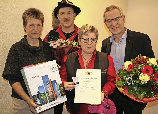 Anita Rist (Mitte) wurde im Namen des ...Schreckli-Zunftmeister Heinrich Ruff.   | Foto: Karin Heiss