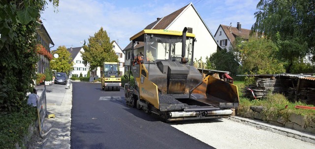 Nachdem die grobe Asphaltierung bereit...Groe Gass morgen nun ihre Feindecke.   | Foto: Senf