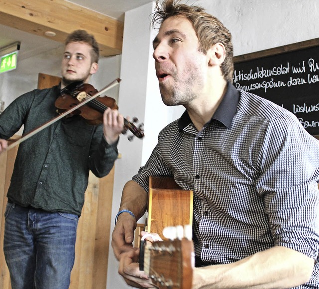 Simon Kempston (rechts) und Robbie Greig   boten gehobene Folkmusik.  | Foto: Erich Krieger