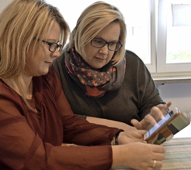 Andrea Geiger (links)  und Martina Rc...er App mit Infos aus den Kindergrten.  | Foto: Horatio Gollin