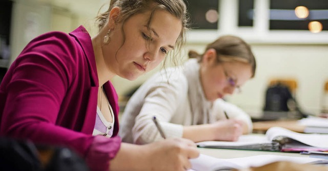 Eine kaufmnnische Ausbildung im Bro ...t bei jungen Frauen besonders beliebt.  | Foto: dpa