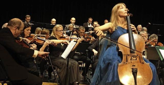 Das  Orchester und die Solistin Isabel...indruckten in Schumanns Cellokonzert.   | Foto: Roswitha Frey