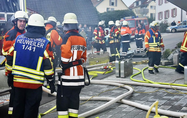 Die Feuerwehrleute bauten die Wasserversorgung auf.   | Foto: Andrea Steinhart