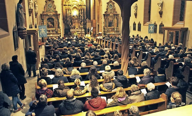 Stille prgte den Klagegottesdienst am...n der vollbesetzten Wallfahrtskirche.   | Foto: Ilona Hge