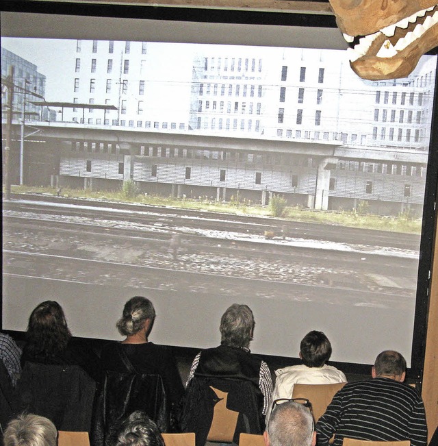 Auf der Riesenleinwand werden Filme de... Florian Trepp und Bernd Schumacher).   | Foto: Ulrike Spiegelhalter