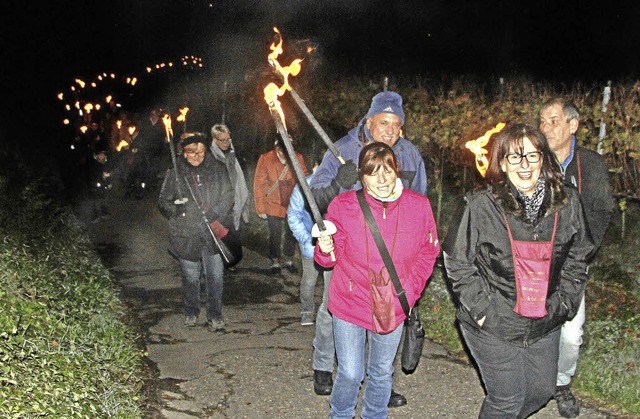 Mit Fackeln zogen die Weinfreunde auf ...arteten Kostproben der edlen Tropfen.   | Foto: Herbert Trogus