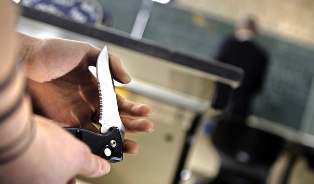 Manche Schler bringen sogar Messer mit in die Schule.   | Foto: DPA