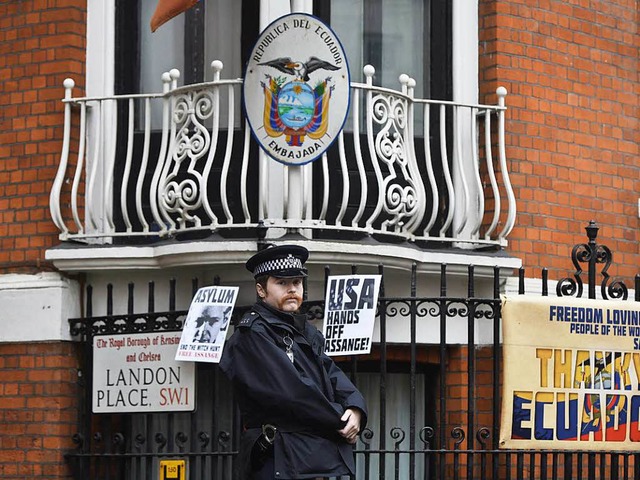 Ein Polizist steht am 14. November vor...ecuadorianischen Botschaft in London.   | Foto: DPA