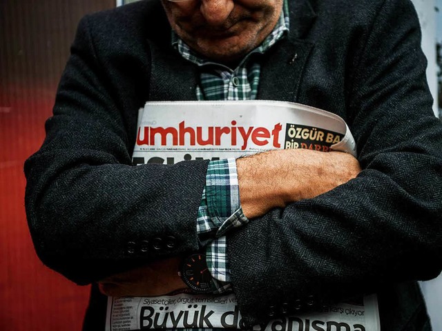 Beschtzenswertes Gut: die Zeitung Cumhuriyet   | Foto: AFP