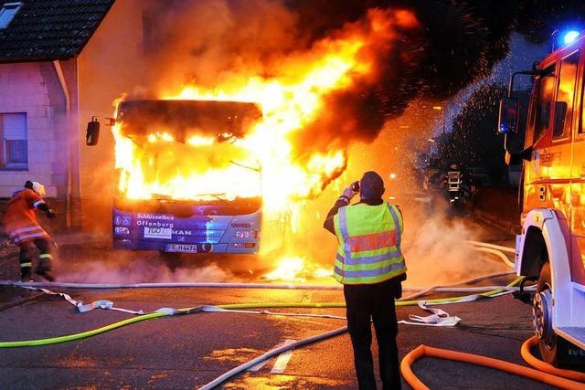 Linienbus in Neuried brennt komplett aus - 70 Fahrgste mssen aussteigen
