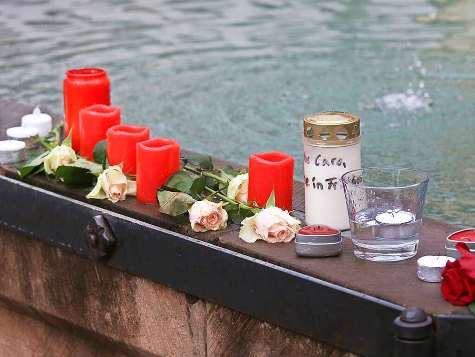 Am Marktplatzbrunnen in Endingen stehe...n und Blumen in Gedenken an Carolin G.  | Foto: Hans-Peter Ziesmer