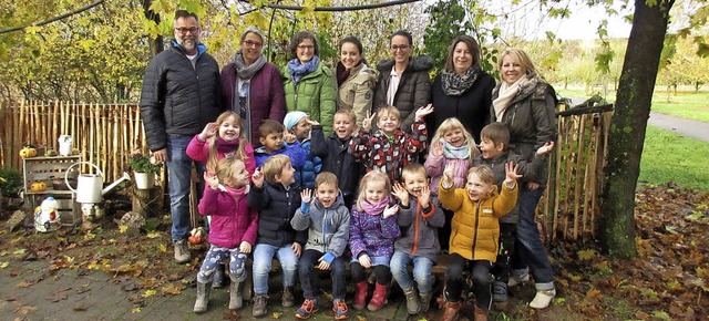 Freude bei denTutschfeldener Kindergar...innen Anke Trenkle und Miriam Rttele.  | Foto: Reiner Merz