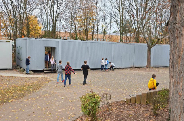 Die Container-Unterrichtsrume auf dem...en  durch einen Neubau ersetzt werden.  | Foto: Johannes Burkart