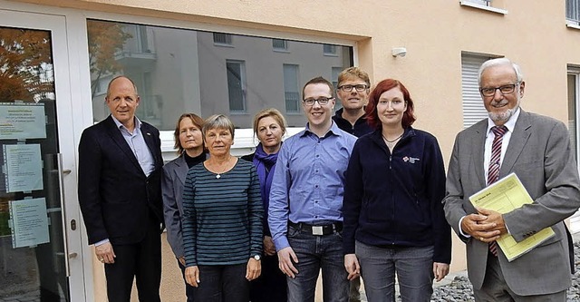 Das Beratungsteam der Flchtlingssozia...Schilling (rechts) vor dem neuen Bro.  | Foto: DRK