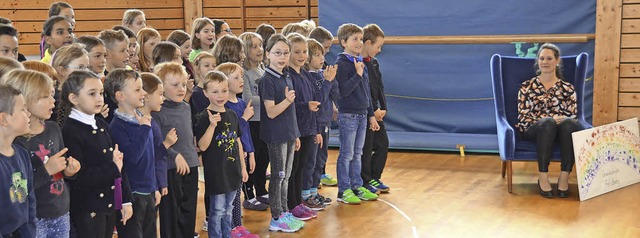 Die Schulgemeinschaft hie die neue Sc... Ruth Dold mit einem Lied willkommen.   | Foto: Ralf Morys