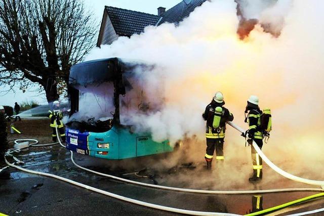 Fotos: Linienbus brennt im Neurieder Ortsteil Mllen aus