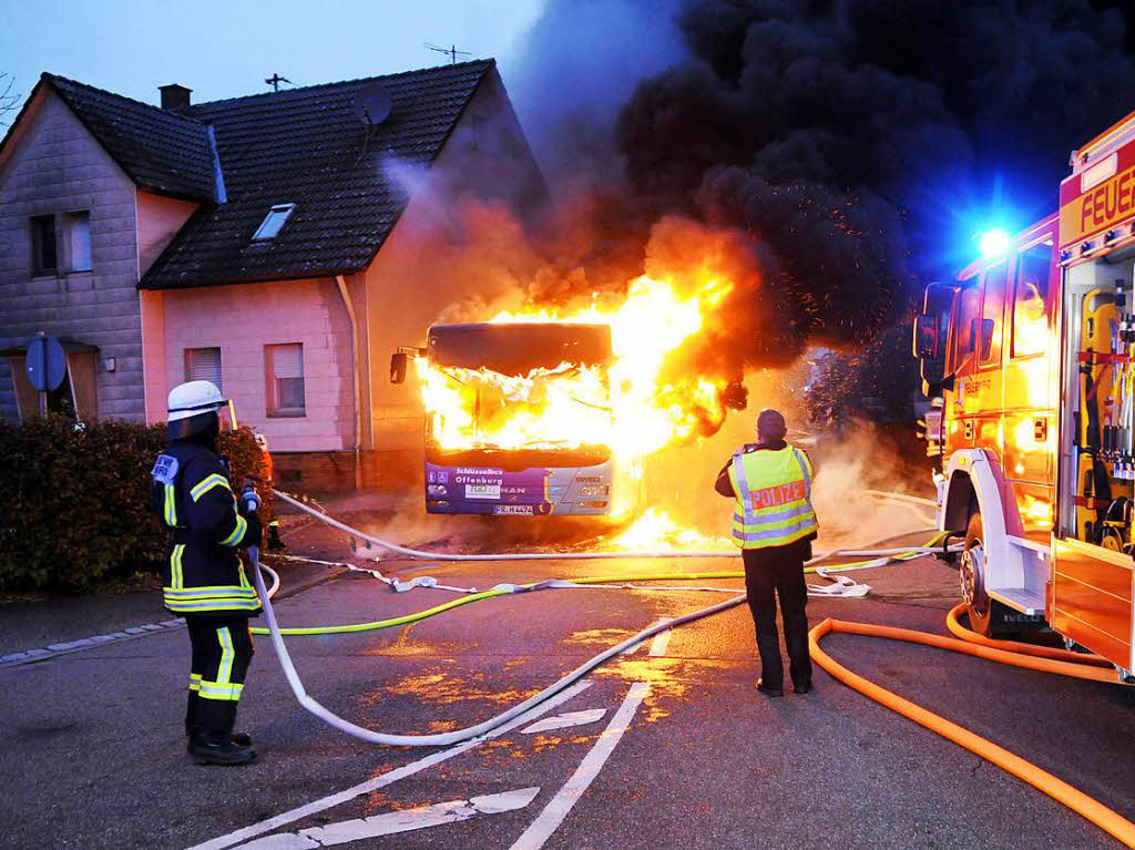 Vom hinteren Bereich des Busses hat sich das Feuer auf das ganze Fahrzeug ausgeweitet. 