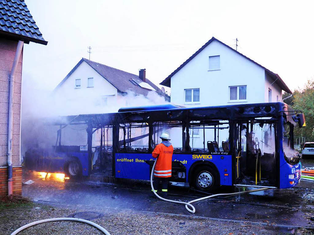 Ein Linienbus ist am Dienstagmorgen im Neurieder Ortsteil Mllen in Brand geraten. Verletzt wurde dabei niemand, der Schaden wird auf etwa 45 000 Euro geschtzt.