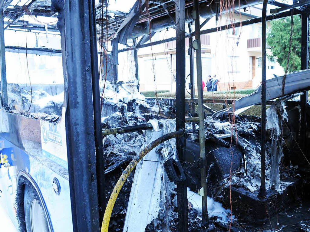 Ein Linienbus ist am Dienstagmorgen im Neurieder Ortsteil Mllen in Brand geraten. Verletzt wurde dabei niemand, der Schaden wird auf etwa 45 000 Euro geschtzt.