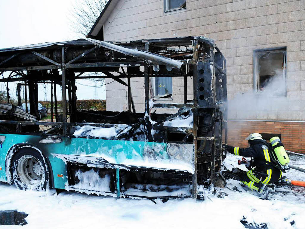 Der Linienbus brannte aus. Die Fester des Wohnhauses gingen kaputt.